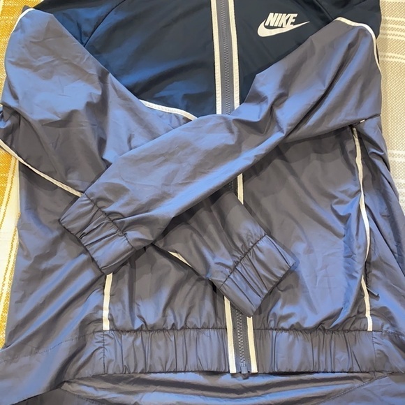 Nike Lightweight Rain Windbreaker Jacket EUC - Picture 16 of 16